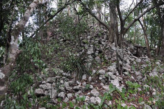 Assim é uma antiga pirâmide maya, antes do processo de restauração (Cobá, na península do Yucatán, no México)